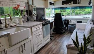 حافلة مدرسة من الداخل تحولت لمنزل متنقل