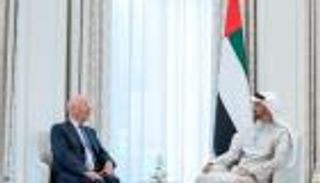 محمد بن زايد يستقبل الرئيس التنفيذي للمنتدى الاقتصادي العالمي