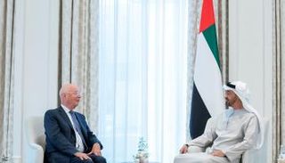 محمد بن زايد يستقبل الرئيس التنفيذي للمنتدى الاقتصادي العالمي