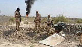 جنود عراقيون عند وكر لتنظيم داعش