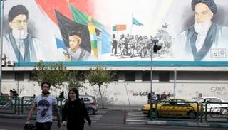 جدارية بأحد شوارع إيران تحمل صورة خامنئي والخميني