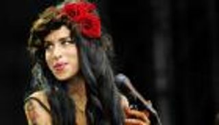 بسعر خيالي.. بيع آخر فستان ارتدته إيمي واينهاوس