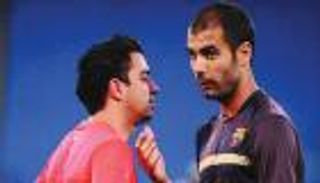 4 مشاهد تؤكد الدعم.. جوارديولا يحمي ظهر تشافي في برشلونة