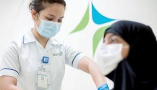 أحد مراكز التطعيم ضد فيروس كورونا بالإمارات