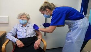 سيدة مسنة تحصل على لقاح كورونا