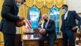 هدية "استثنائية" باجتماع "تقليدي".. لاعبو سلة يفاجئون بايدن