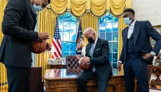 جو بايدن أثناء لقائه بلاعبي نادي 