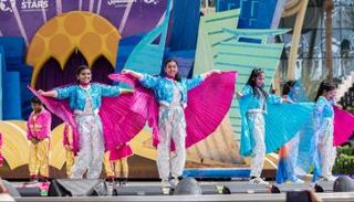 استعراض لفرقة المدرسة الفلبينية في دبي