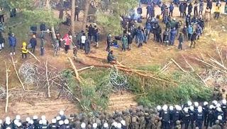 مهاجرون على الجانب البيلاروسي من الحدود مع بولندا