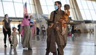 لاجئون أفغان لدى وصولهم إحدى المطارات الأمريكية - أ.ف.ب