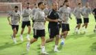 محرز يغالط المرمى.. كواليس المران الأول لمنتخب الجزائر في مصر