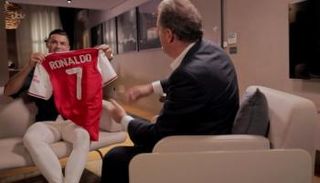 كريستيانو رونالدو حاملا قميص أرسنال