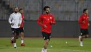 هدايا وفيلم وثائقي.. محمد صلاح يصنع الحدث في معسكر منتخب مصر