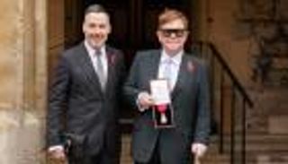 تكريم ملكي نادر لإلتون جون من الأمير تشارلز