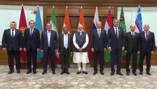 رئيس الوزراء الهندي مع ممثلي الدول المشاركة بمؤتمر حول أفغانستان