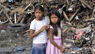 طفلتان وسط حطام خلال موجة فيضانات