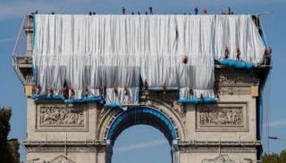 عاملون أثناء عملية تغليف قوس النصر في باريس