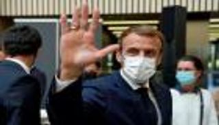 ماكرون يتراجع ويأسف لـ"سوء الفهم" مع الجزائر