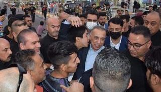 الكاظمي بين جمع من المواطنين في مدينة الصدر شرقي بغداد