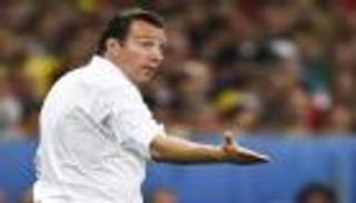 بين الكرة والسياسة.. 6 معلومات عن فيلموتس مدرب الرجاء المغربي الجديد