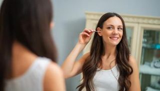 استخراج الشمع من الأذن