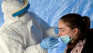 سيدة تخضع لاختبار كورونا في سلوفاكيا