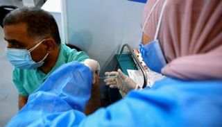 مواطن مصري يتلقى لقاح كورونا
