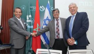 مسؤولا المركزين خلال توقيع مذكرة التفاهم