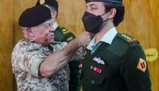 ملك الأردن يعلق رتبة نقيب لولي عهده