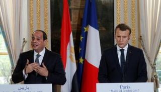 السيسي وماكرون خلال لقاء سابق