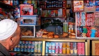 بقال بأحد الأحياء الشعبية المغربية - أرشيف