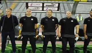 وائل جمعة مع الجهاز الفني لمنتخب مصر