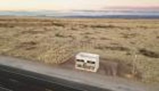 بالصور.. متجر "وهمي" في قلب الصحراء يتحول إلى مزار سياحي