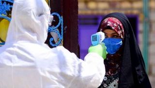 قياس حرارة لامرأة في العراق (أرشيفية)