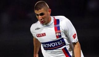 كريم بنزيما بقميص ليون الفرنسي