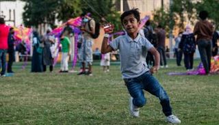 نجح الراوي في جذب الأطفال والكبار إلى متابعته