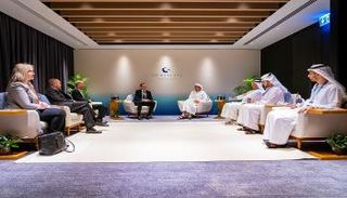 الشيخ عبدالله بن زايد آل نهيان خلال لقائه بالمسؤولين الأمريكيين