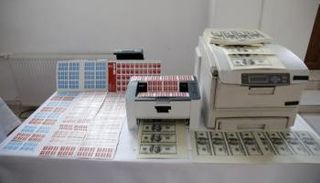 جانب من المضبوطات في موقع تزوير الدولارات