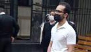 محاكمة الفنان شادي خلف.. يدخل القفص بالسبحة لمواجهة اتهامات التحرش