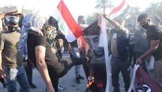 أنصار قوى ولائية لإيران خاسرة في الانتخابات يركلون صورة قائد أمني 