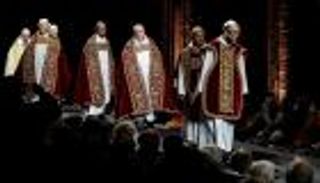 عرض أزياء "كهنوتية" بكاتدرائية بلجيكية.. تعود للقرن الـ17 (صور)