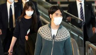  الأميرة اليابانية السابقة ماكو وزوجها في المطار