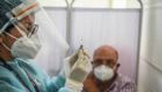 الأردن يبدأ إعطاء جرعة ثالثة من لقاح كورونا لجميع البالغين