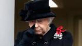 التواء في الظهر يحرم الملكة إليزابيث من "حفلها المفضل"