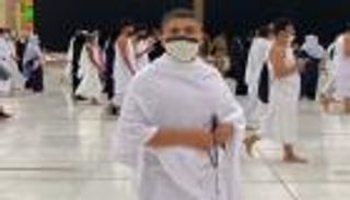 عمر كمال يدعو لحسن شاكوش من أمام الكعبة: "ربنا يفكها عليك ويكرمك"