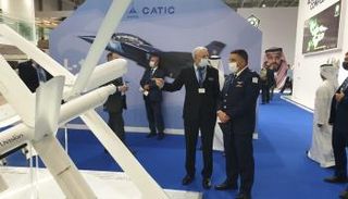 المسؤول الإسرائيلي خلال زيارته للمعرض