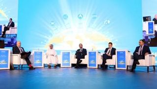 جانب من الجلسة الثانية في ملتقى أبوظبي الاستراتيجي