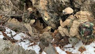 جنديان تركيان أثناء عملية التدمير