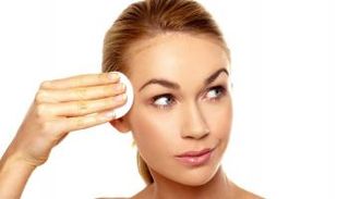 فتاة تنظف بشرتها الدهنية بعناية