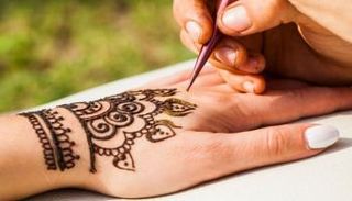 خلط الحناء مع مواد ضارة يؤدي إلى تهيج الجلد- أرشيفية